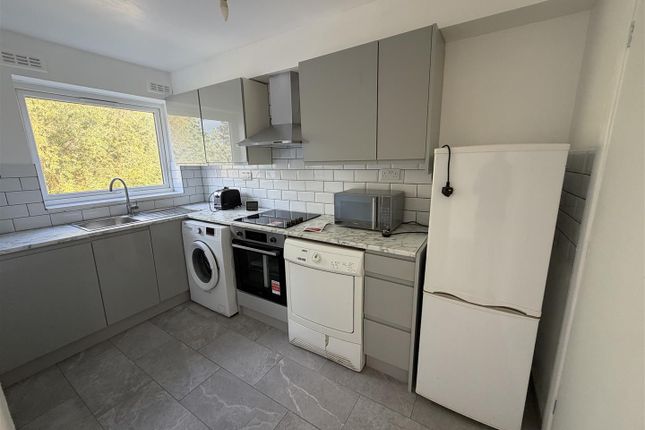 40, Oakley Close, Isleworth photo 2