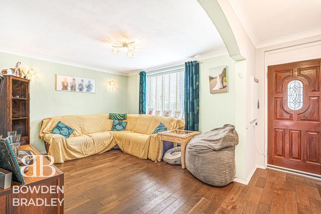 6 Tring Gardens, Romford photo 4
