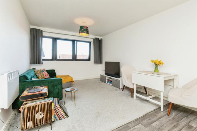 Flat for sale in Whitchurch Lane, Bristol