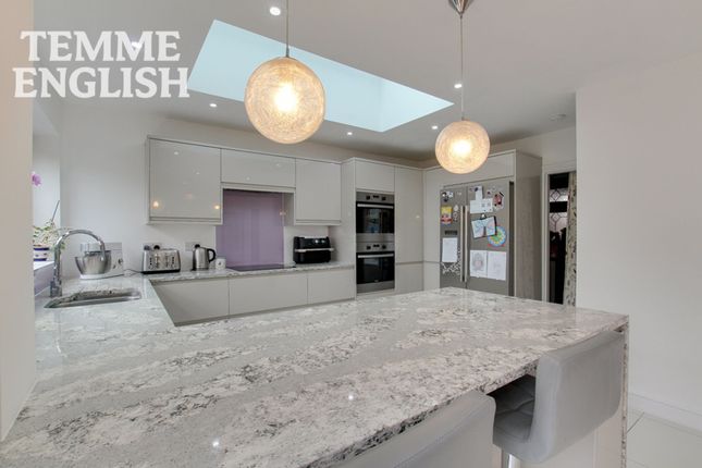 38 Canewdon Gardens, Wickford photo 5