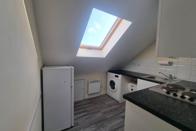 Flat to rent in The Roundway, London