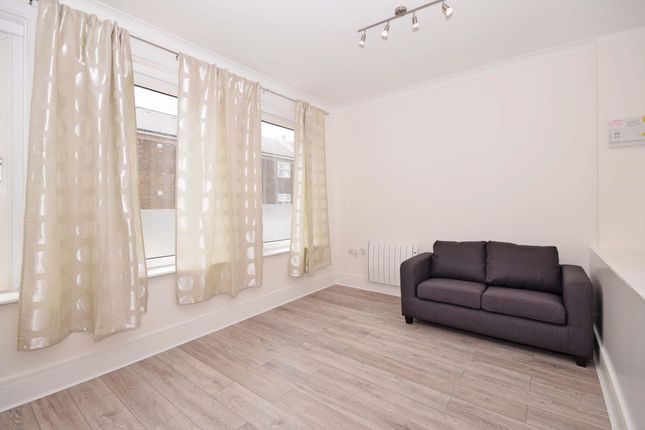 Flat to rent in Trinity Road, London