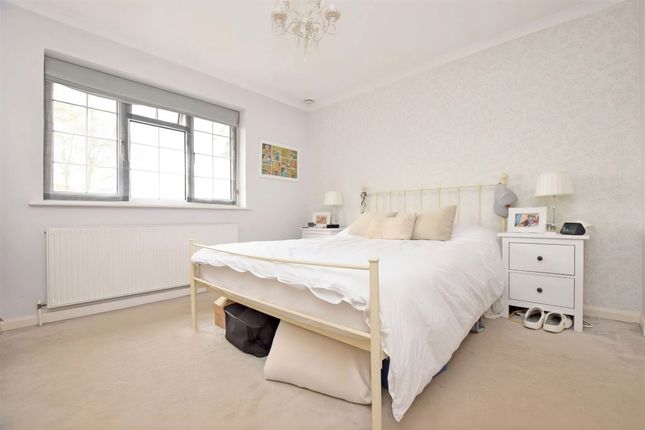 20, Birchwood Grove, Hampton photo 4