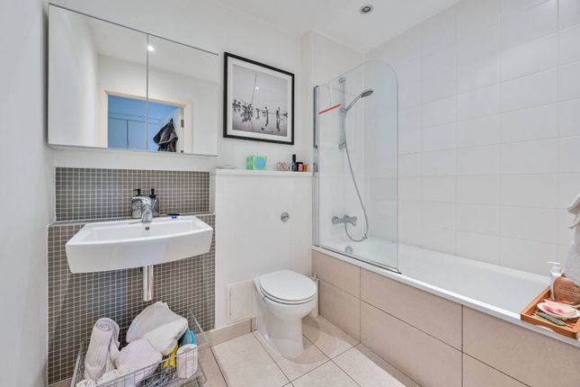 Flat to rent in Union Park, Greenwich, London