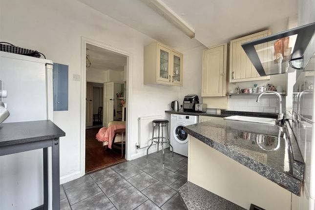 5, Sladburys Lane, Holland-On-Sea photo 2