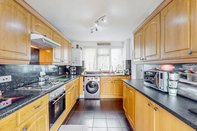 24 Wyevale Close, Pinner, Greater London photo 4