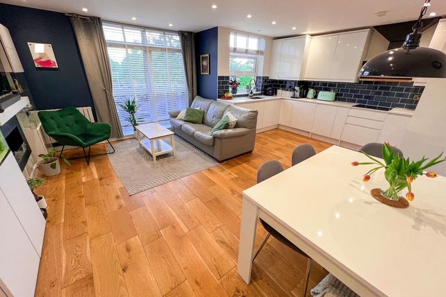 2-bed flat on Victoria Avenue, West Molesey, £339,950