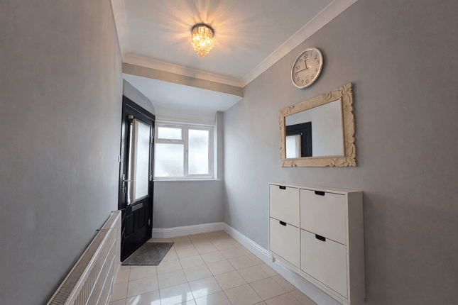 109 Connaught Gardens, London photo 2