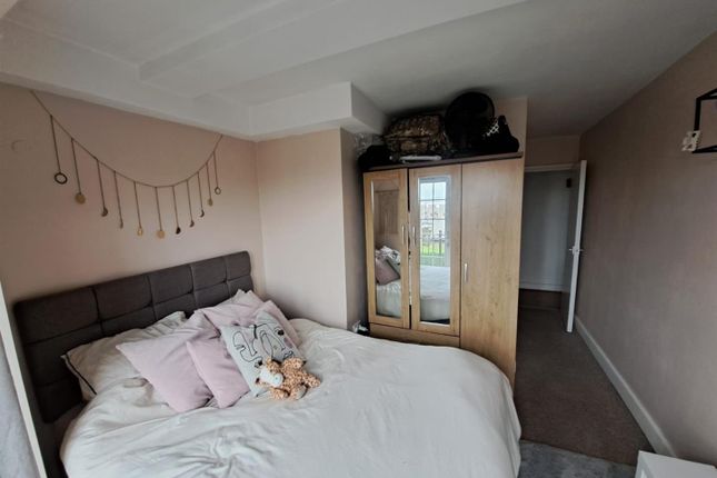 Flat to rent in New Road, Rochester
