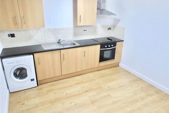 Flat to rent in Common Road, Birkby, Huddersfield