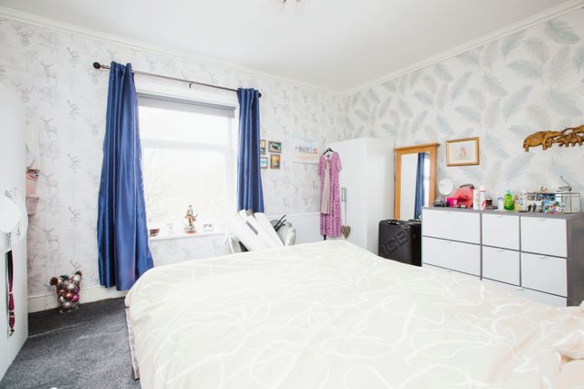End terrace house for sale in Woodside Road, Halifax