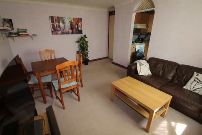 Flat to rent in Moorstown Court, Slough