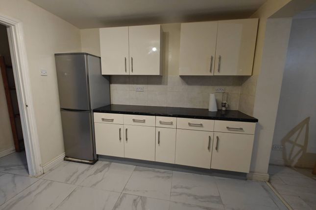 2 Layton Road, HOUNSLOW photo 4
