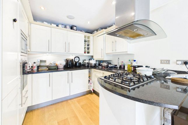 4 Carpenters House,, Hampton Court Road, East Molesey photo 3