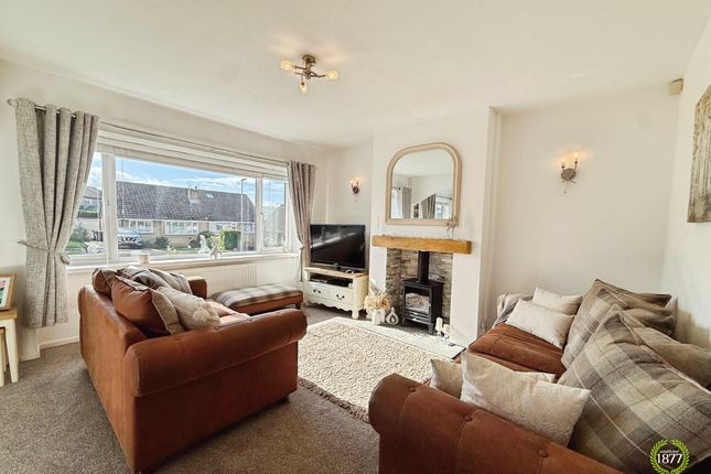 14 Hollins Avenue, Burnley photo 3