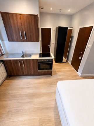 Flat 4, 4 Ferndale Road, London photo 5