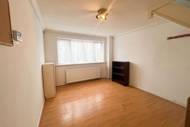 2 Gurney Close, Barking photo 3