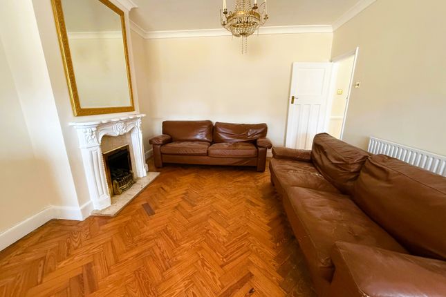 101 Shelley Crescent, HOUNSLOW photo 2