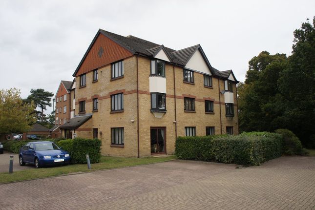 Flat to rent in St. Annes Rise, Redhill