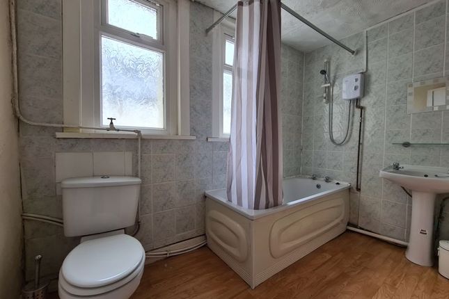 Flat 2 No 2, Llanbleddian Gardens, Cardiff photo 4