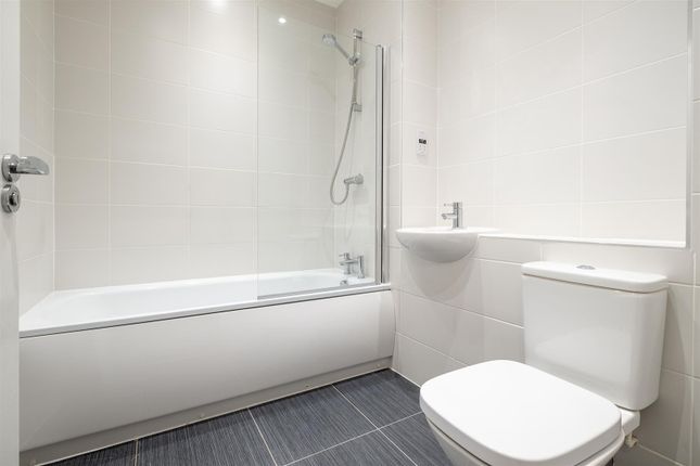 Town house for sale in Autumn Way, West Drayton