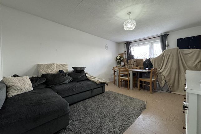 Flat for sale in Queen Mary Court, Queen Mary Avenue, East Tilbury