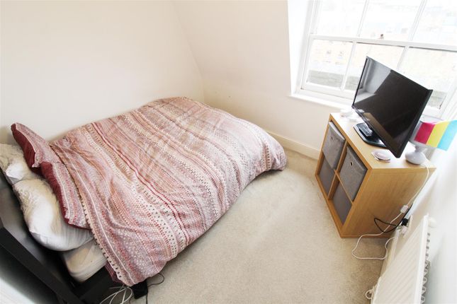 Flat to rent in Albion Terrace, London Road, Reading