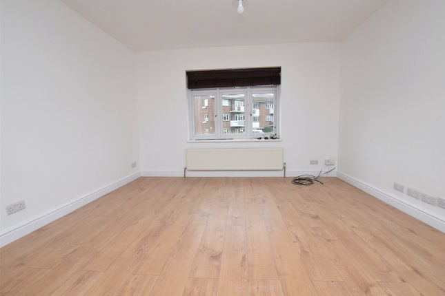 9, Firbank Road, Romford photo 4