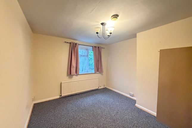 15 Grantham Gardens, Romford photo 4