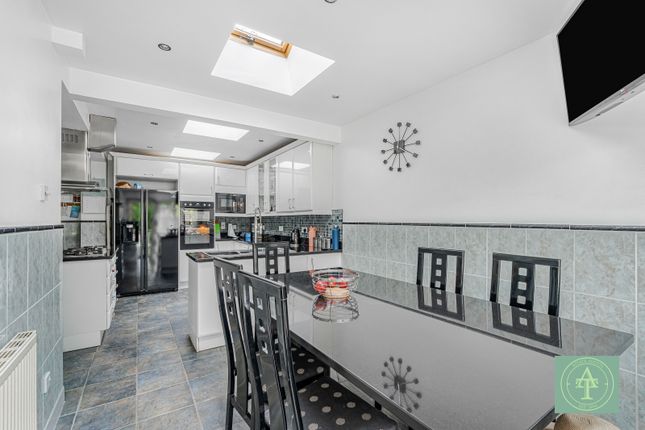 6, Ridings Avenue, London photo 3