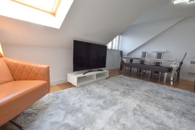 Flat to rent in Park Lodge Avenue, West Drayton