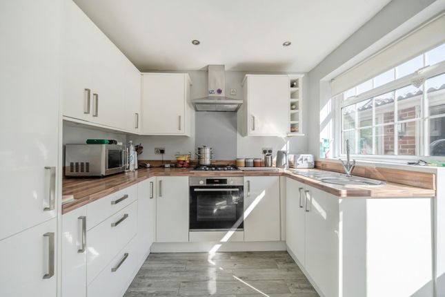 52, Rushden Way, Farnham photo 4