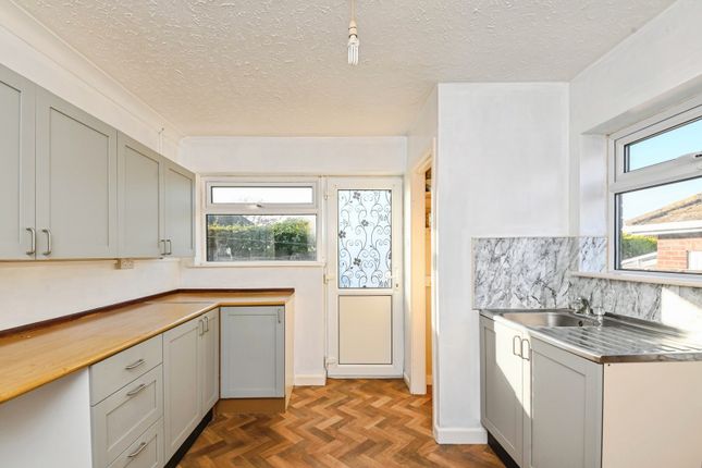 2-bed bungalow on 29, Hillside Crescent, Clacton-on-Sea, £250,000