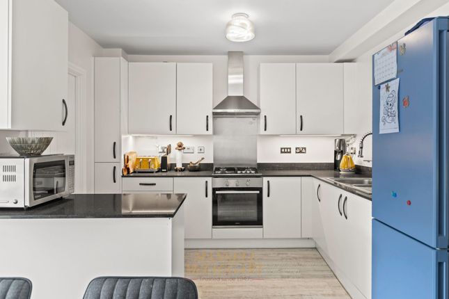 2 Payne Way, Crawley photo 2