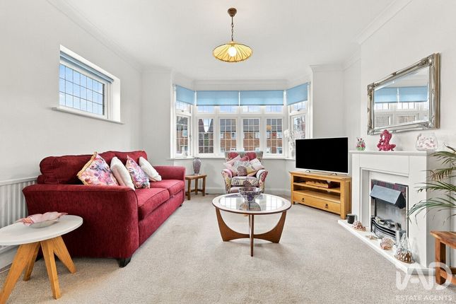 102, Danescroft Drive, Leigh-on-sea photo 4