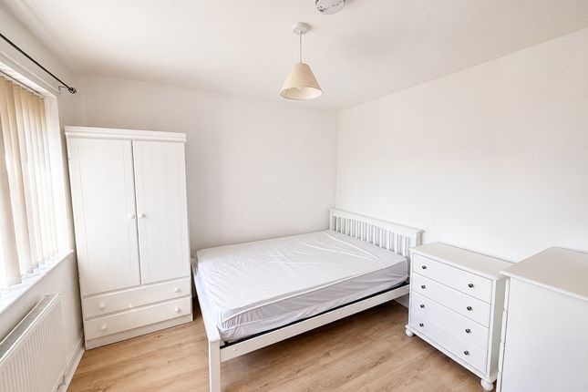 19, Basildon photo 2
