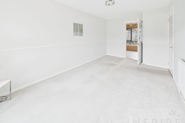 9 Kittiwake Close, Crawley photo 2