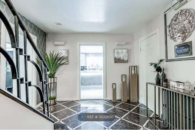 Framlingham Crescent, London photo 3