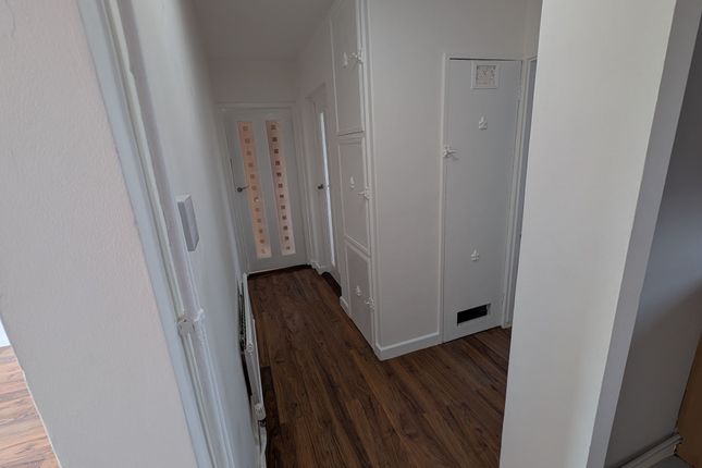 12 St. John Court, Luton photo 4