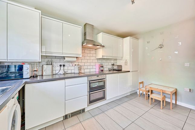 8, The Pightle, Dunmow photo 3