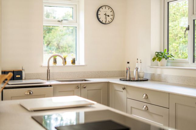 1 Ifoldhurst, Billingshurst photo 2