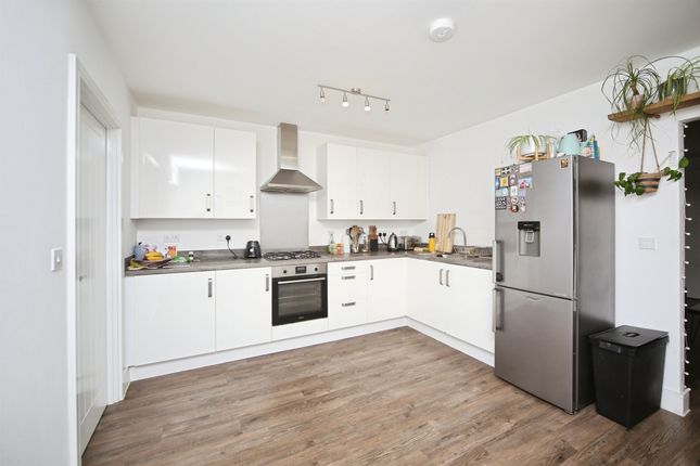 27, Regan Avenue, Stratford-Upon-Avon photo 2