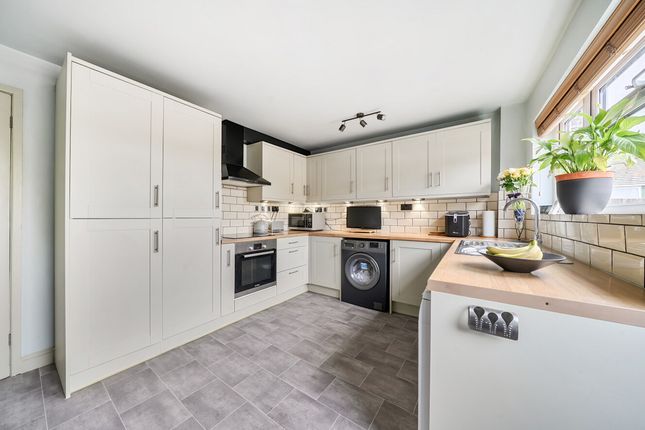 30, Falkland Garth, Newbury photo 2
