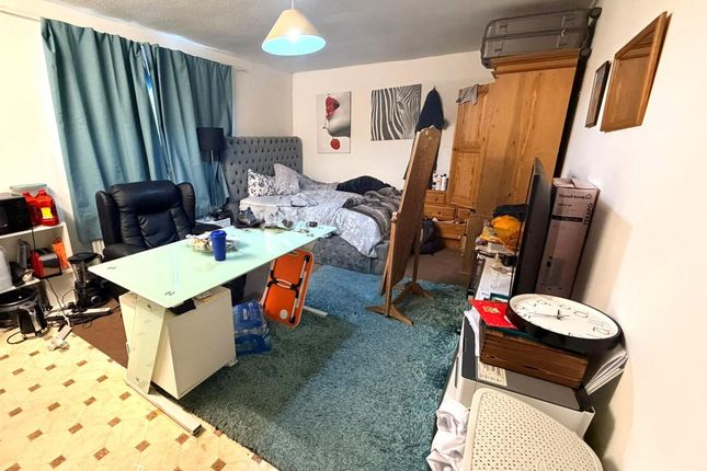 Room 6a, 180, Reading Road South, Fleet photo 2