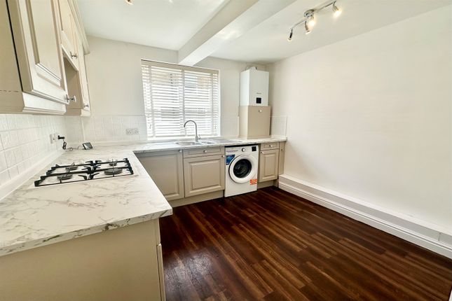 10, Hayden Court, Glossop photo 4