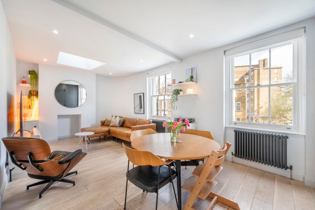 Flat for sale in New North Road, Islington