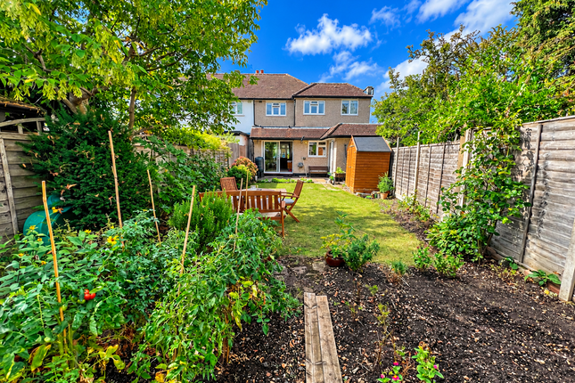 Boleyn Drive, West Molesey photo 2
