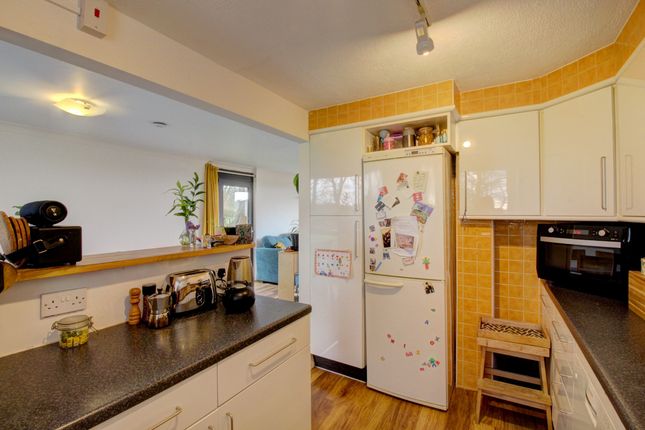 Flat for sale in Lakeview Court, Leeds