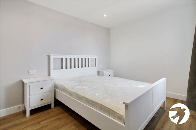Flat to rent in Paxton Place, London