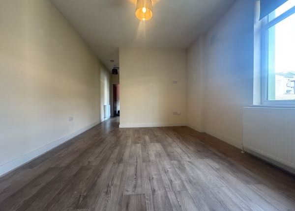 Flat 1 6 The Circle, Tredegar photo 3